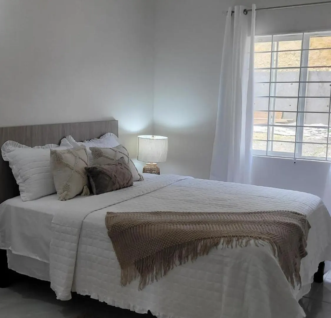 Irie Rock Cottage - Close To The Beaches And Attractions, Spa Treatment- Discovery Bay, St Ann 0*,  Giamaica