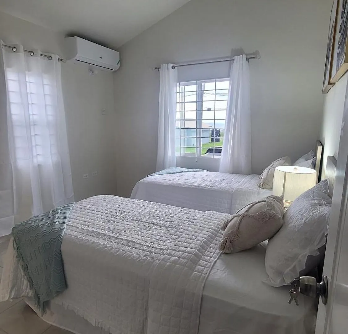 Irie Rock Cottage - Close To The Beaches And Attractions, Spa Treatment- Discovery Bay, St Ann Casa vacanze